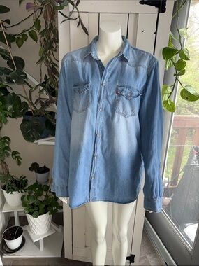 Y2K 1990s VTG Levi's Light Blue Denim Button-Up Shirt - Classic Men's Western